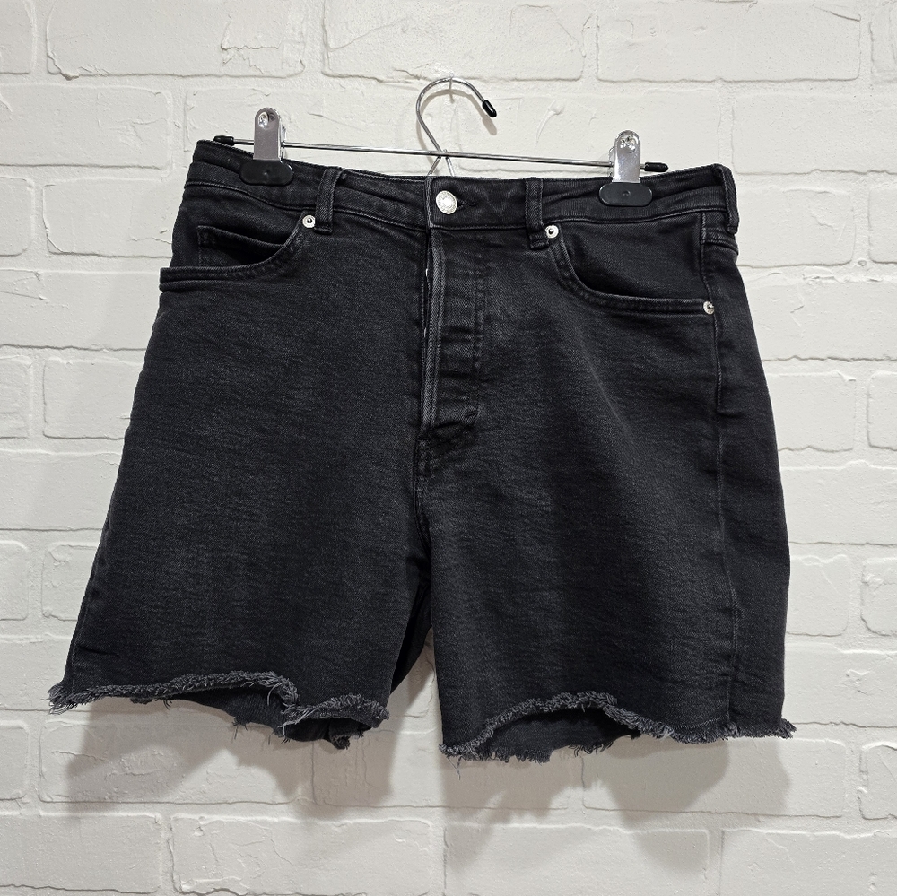 H&M Black 90s Highwaisted Cut Off Jean Shorts